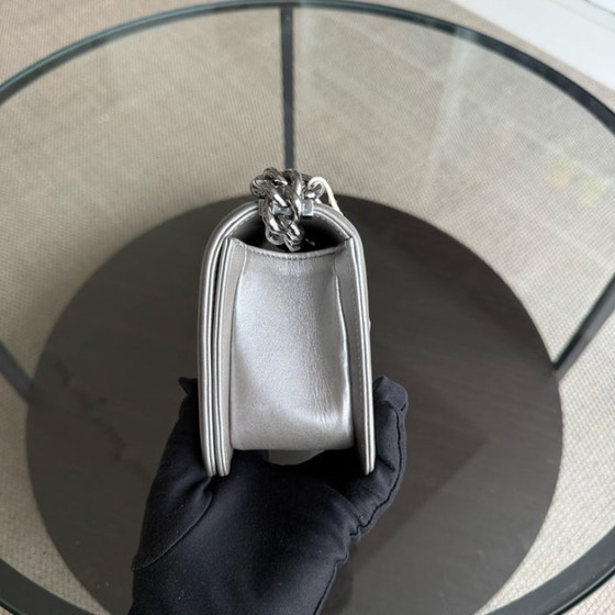 Image 1 of Borsa Chanel Boy Small - 20 cm in pelle di razza, grigio, con finiture argentate, serie 20