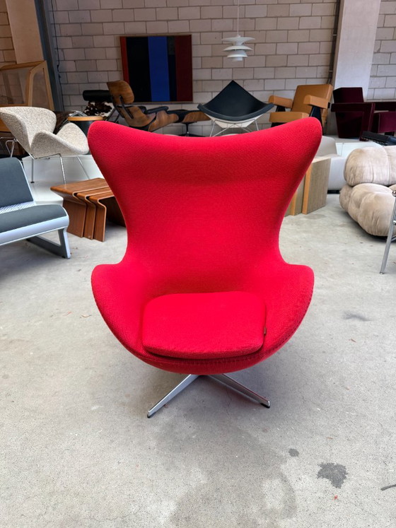 Silla Egg de Fritz Hansen diseñada por Arne Jacobsen (Stock: 2) – Sillones, Textile, Aluminium (photo 3 of 12)