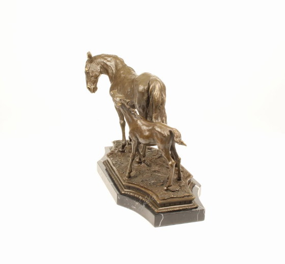 Image 1 of Große Bronzeskulptur einer Stute mit Fohlen auf Marmorsockel, signierte Kunststatue, neu