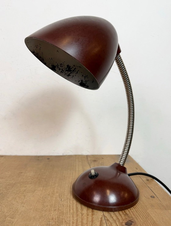Image 1 of Lampe de table vintage en bakélite brune à col de cygne, années 1950