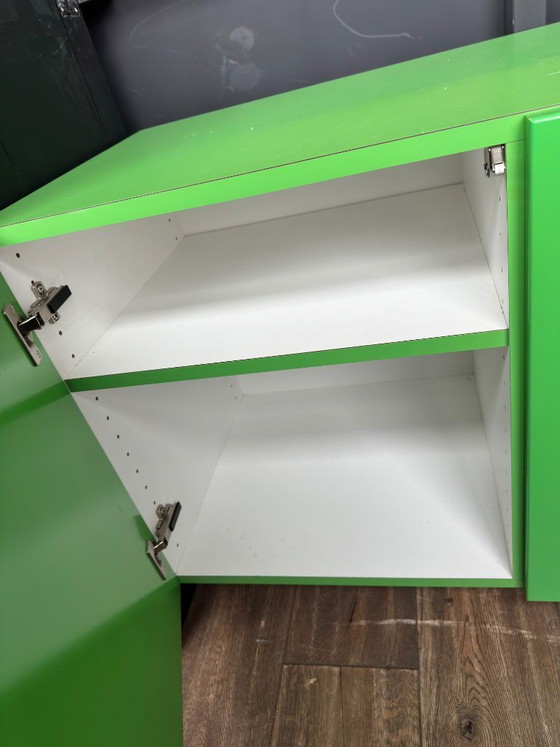 Image 1 of Aparador de 4 puertas verde brillante