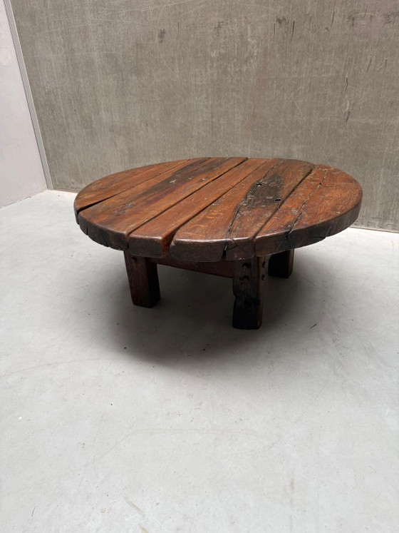 Brutalist Wabi-Sabi ronde eiken salontafel '60 – Wood (photo 4 of 14)
