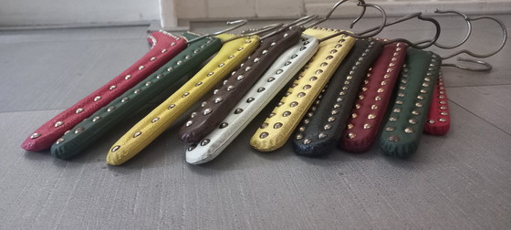 Image 1 of Cintres vintage rétro années 1950 en similicuir avec clous