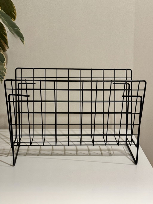 Revistero de alambre vintage de los años 70 – metal negro minimalista – estilo Pilastro / Braakman