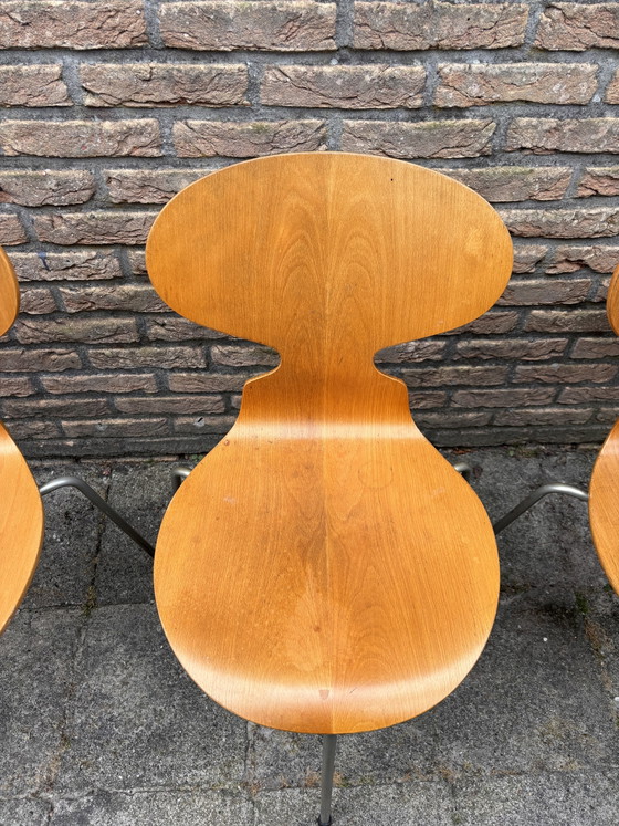 Image 1 of Set van 4 originele en zeldzame 3 poot stoelen Fritz Hansen