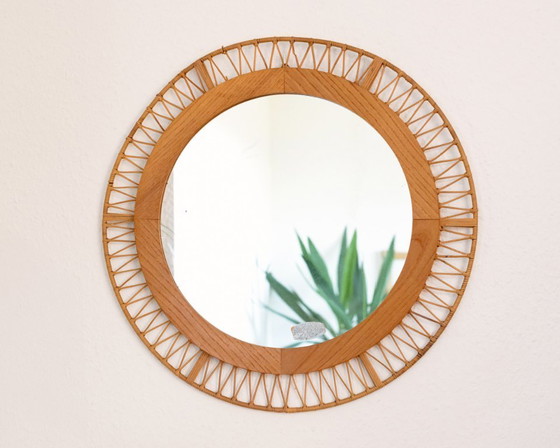 Image 1 of Oost-Duitse ronde wandspiegel van hout en riet – Vintage jaren 70 Boho Mid Century spiegel