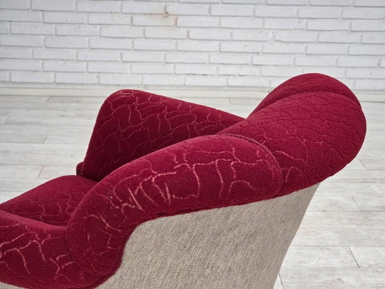 Image 1 of Deense fauteuil uit de jaren 50, bekleed met rode en lichtgrijze meubelwol en gesneden eikenhout.