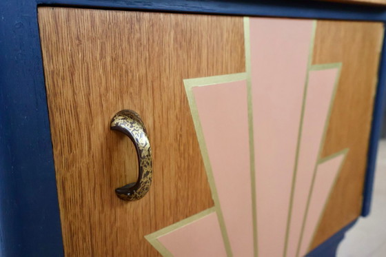 Image 1 of Gerestaureerd Art Deco nachtkastje – handgemaakte eikenhouten meubelen en krijtverf met gouden details