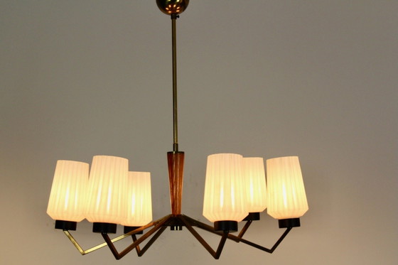 Lampadario in Ottone, Legno e Vetro Opalino (foto 11 di 12)