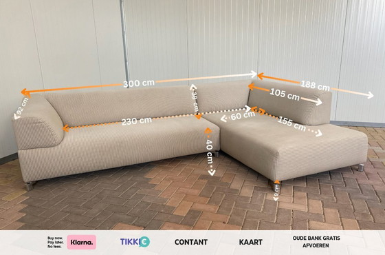 Image 1 of De stijlvolle Leolux Faya Lobi hoekbank in beige ribstof heeft een moderne, luxueuze uitstraling en biedt een ruime zithoek.