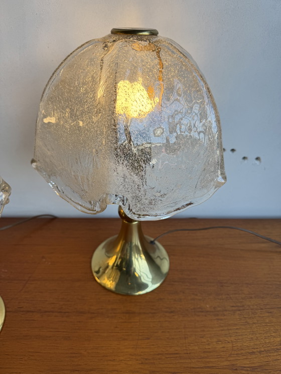 Image 1 of Lampada da tavolo vintage in ottone e vetro ghiacciato: eleganza di metà secolo