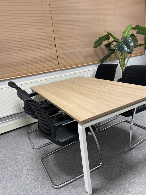 Vergadertafel met 4 Giersbergen stoelen 