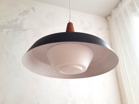 Image 1 of Lampada a sospensione vintage a forma di UFO in vetro opalino con piattino in metallo, Voss Belysning, design danese, lampada mc