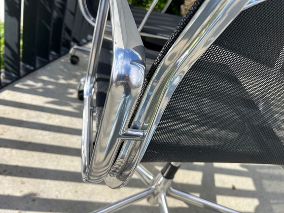 2x Vitra Eames Netweave Stoelen EA108 Met Wielen – Vergaderstoel, Metal (photo 9 of 11)