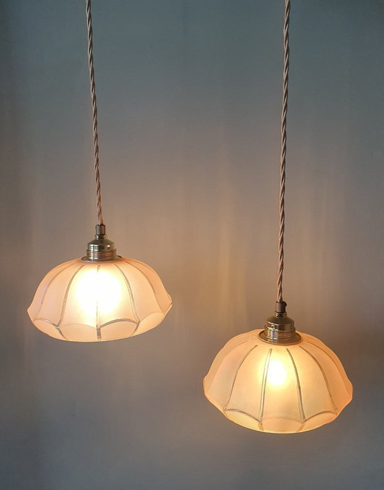 Image 1 of Ensemble de 2 suspensions vintage en verre opalin rose pastel, élégantes en forme de rosace.