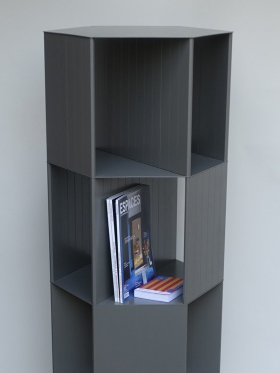 Image 1 of Hexagon kast Nendo – vrijstaand / room divider – kwartsgrijs – Quodes – beursmodel