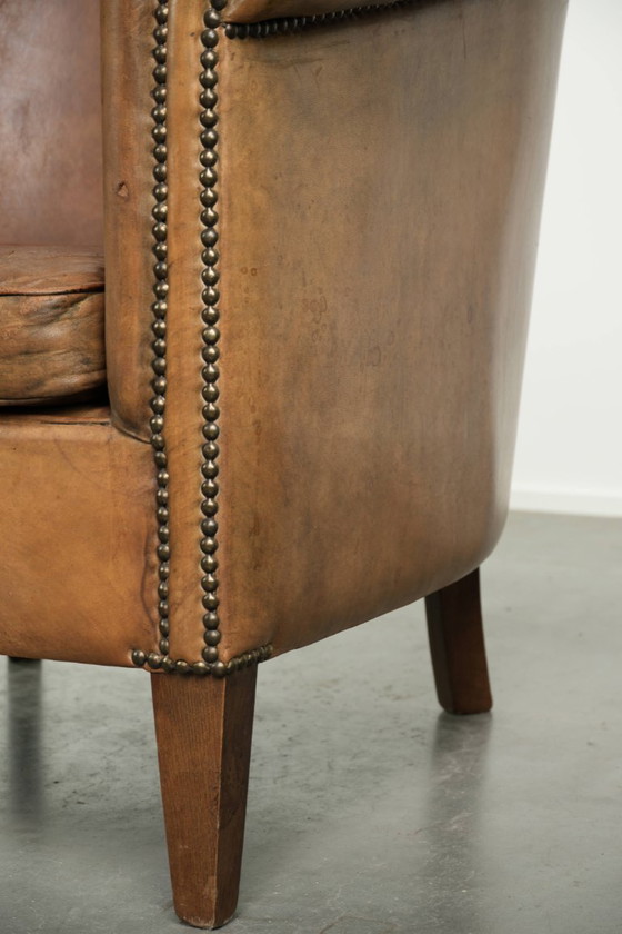 Leuke grote en comfortabele vintage schapenleren clubfauteuil in een mooie lichte cognac kleur – Leather (photo 12 of 12)