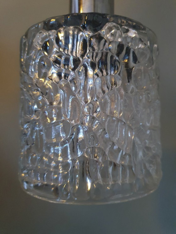 Image 1 of Suspension futuriste en verre craquelé avec luminaire chromé.