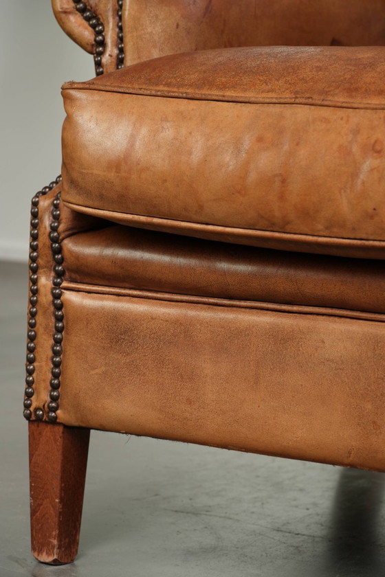 Bonito y cómodo sillón orejero de piel de oveja en un hermoso color coñac claro de estilo inglés – Sillones (photo 12 of 12)