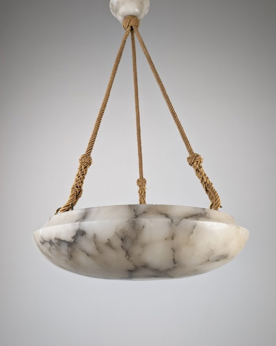 Zeitlose Art-Deco-Hängeleuchte aus geschnitztem Alabaster, schwarze Maserung, 1920er Jahre – Pendelleuchten (photo 9 of 10)