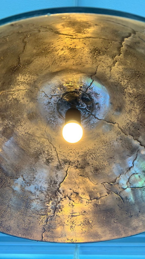 Set aus 2 Großen Industriellen Pendelleuchten ‘Globe’ mit Gravierter Weltkarte – Nickel / Silber – Aluminium (photo 6 of 11)
