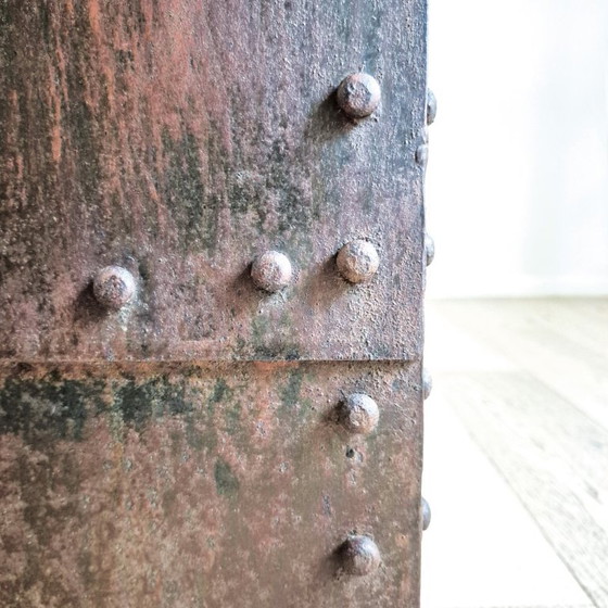 Image 1 of Industriële geklinknagelde tafel