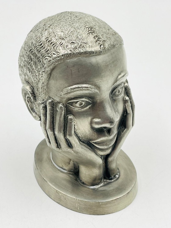 Image 1 of Escultura de peltre de una cabeza de mujer realizada por los trabajadores postales de Huy.