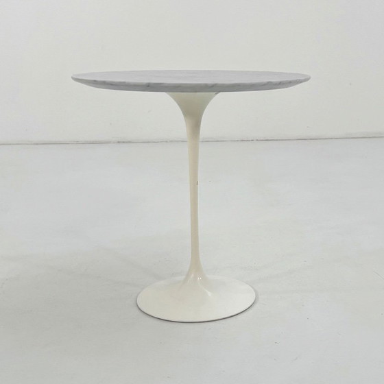 Mesa auxiliar Tulip de Mármol de Eero Saarinen para Knoll, años 70 – Mesas auxiliares, Marble, Aluminium (photo 3 of 10)