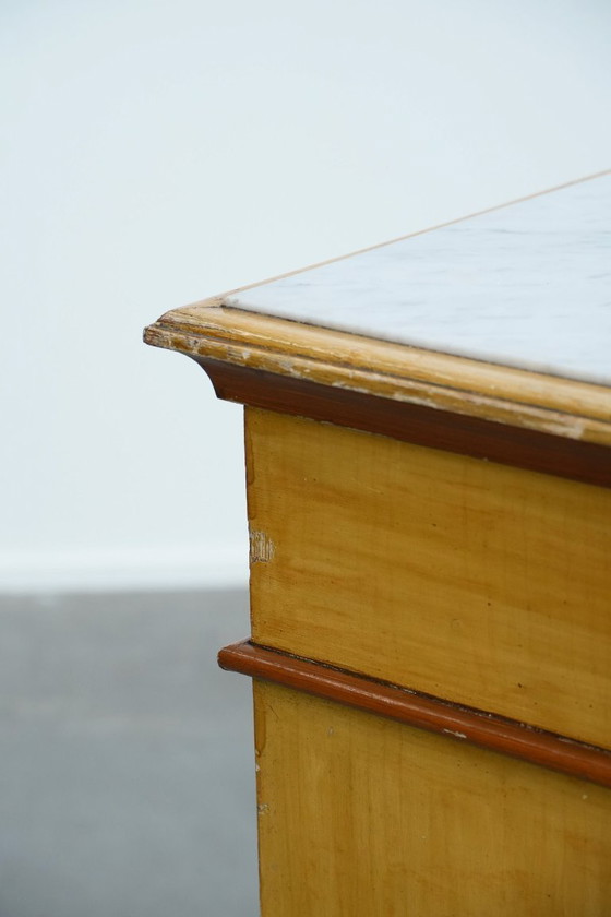 Image 1 of Antico comodino/tavolino da ingresso in legno a 1 anta con piano in marmo chiaro