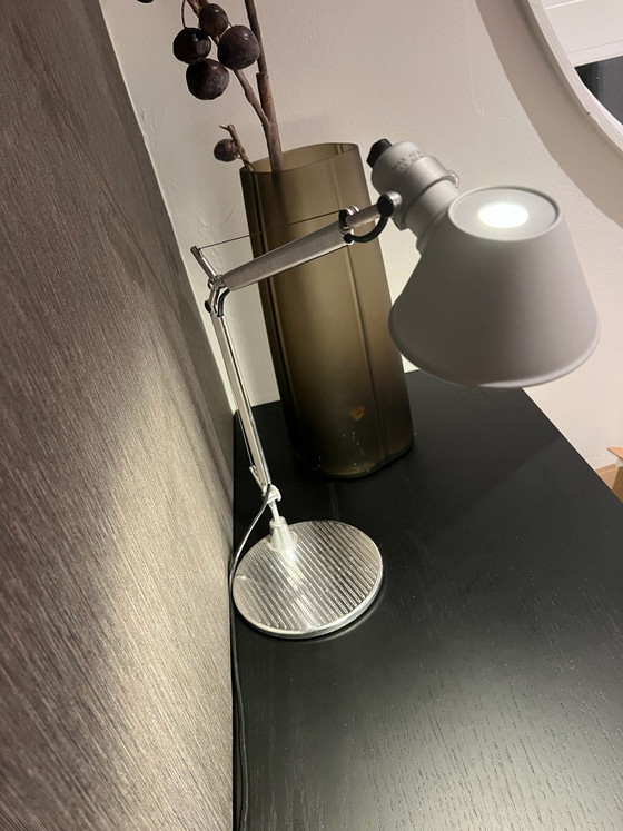 Lámpara de escritorio Artemide Tolomeo, clásico del diseño. – Lámparas de lectura, Cromo (photo 4 of 9)