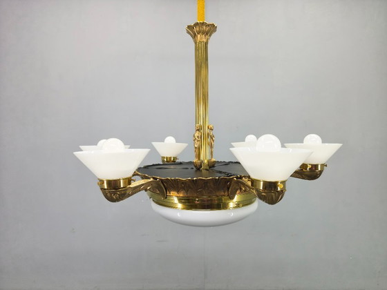 Image 1 of Lámpara de araña Art Déco de latón con pantallas de cristal, Checoslovaquia, década de 1930.