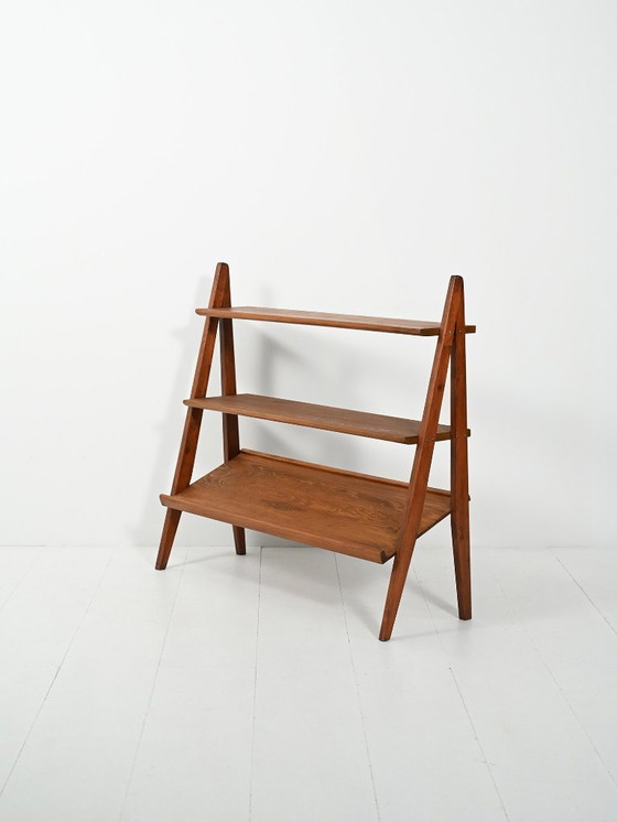 Image 1 of Pequeña librería escandinava de los años 50 con revistero