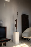 Abstrakte geschweißte Eisenskulptur des österreichischen Künstlers Edwin Neyer, signiert E.N. und datiert 1973.