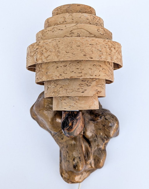 Schwedische, handgefertigte Wandleuchte aus Maserholz, inspiriert von Hans-Agne Jakobsson – 1970er Jahre