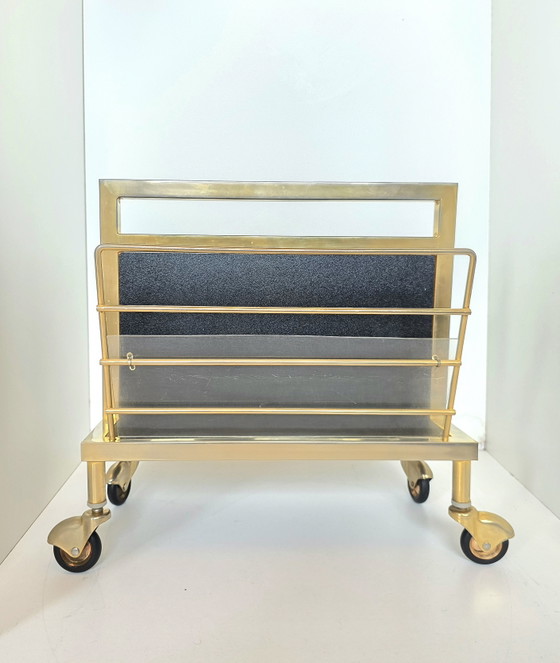 Présentoir à magazines vintage Hollywood Regency en laiton sur roulettes – Porte-revues, Brass, Plexiglass (photo 2 of 15)