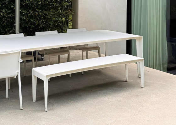 Image 1 of Ensemble de jardin exclusif Tribu Mirthe, comprenant une table à manger avec 8 chaises, des coussins et un banc.