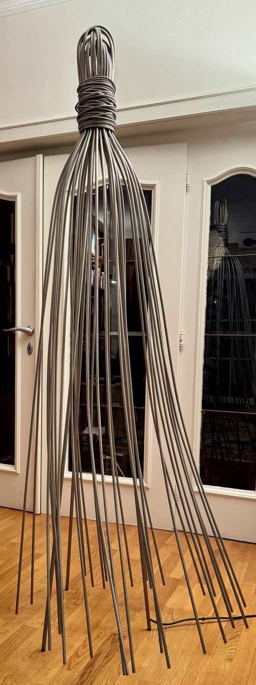 Lampada da terra Terzani “Hugo” – oggetto di design iconico dalla luce calda