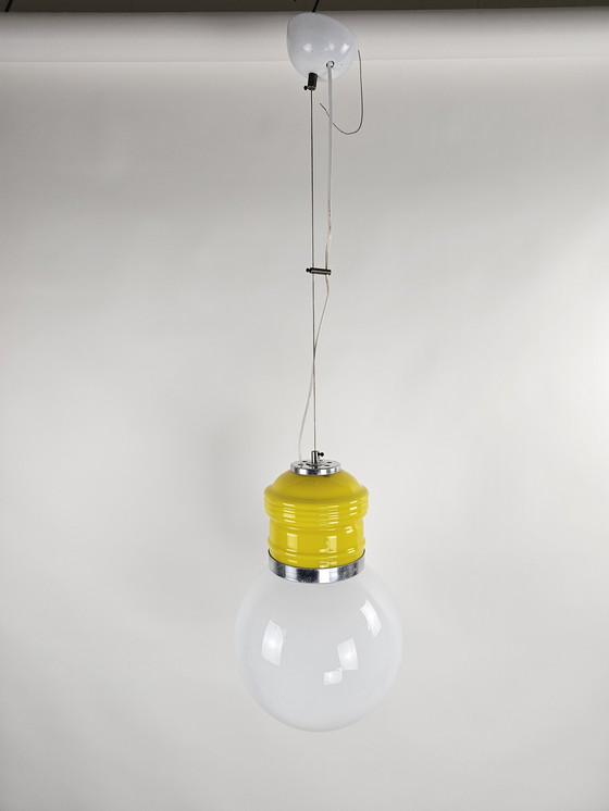 Image 1 of Hanglamp uit Italië met geel en melkwit glas