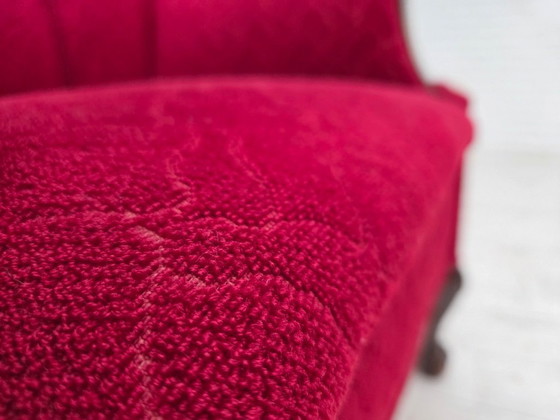 Image 1 of Deense fauteuil uit de jaren 50, bekleed met rode en lichtgrijze meubelwol en gesneden eikenhout.