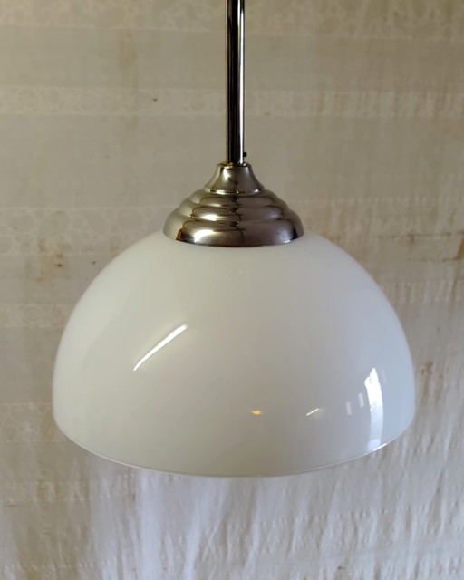Suspension Bauhaus en métal chromé et globe opaline - Mid. XXeme – hanglampen, Glass (photo 2 of 10)