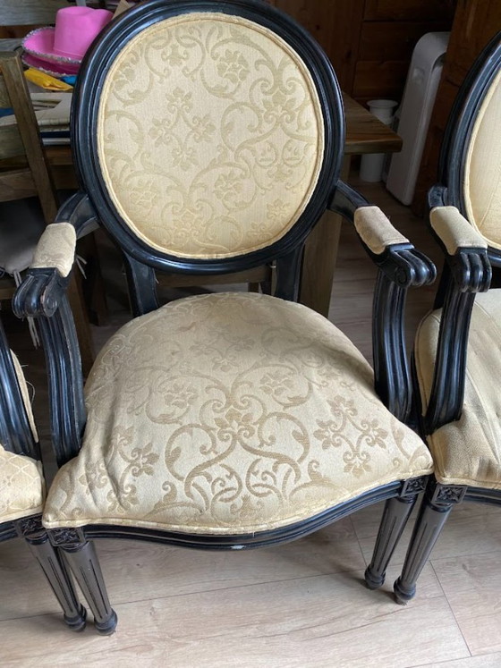 Image 1 of Ensemble de salle à manger classique en bois massif - 8 chaises à médaillon