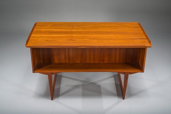 Image 1 of Freistehender dänischer Teak-Schreibtisch aus der Mitte des 20. Jahrhunderts mit erhöhter Kante, 1960er Jahre