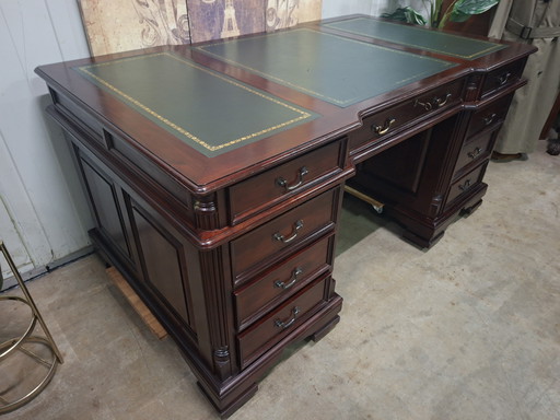 Klassiek Engels bureau, schrijftafel, deks enkelzijdig met lederen inleg afm. 162x93cm en 78cm hoog.  