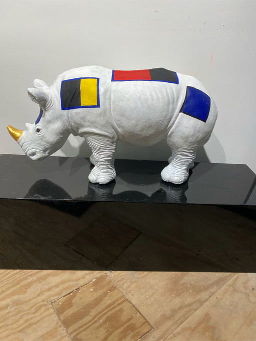 Svenski, statua del rinoceronte