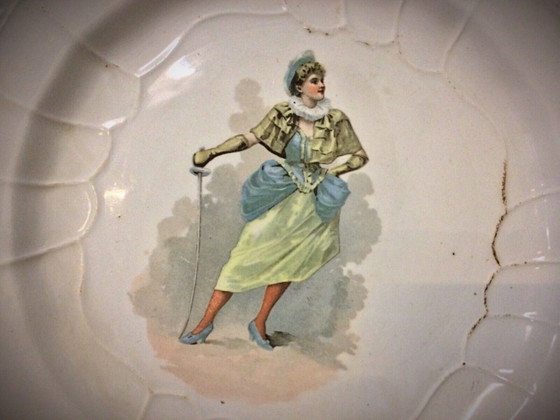 Image 1 of Antieke faience plaat – "Hamage Nord" ontwerp met vrouw en zwaard, 20e eeuw of eerder - 2Y12