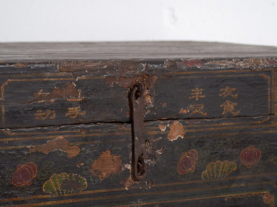 Malle chinoise ancienne peinte en bois de pin – Chine, circa 1900 – Armoires de rangement, Iron (photo 11 of 40)