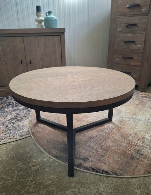 Robust coffee table made of solid oak and metal base