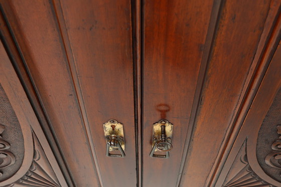 Image 1 of Vetrina o libreria in stile Art Nouveau in rovere con intagli e ante in vetro