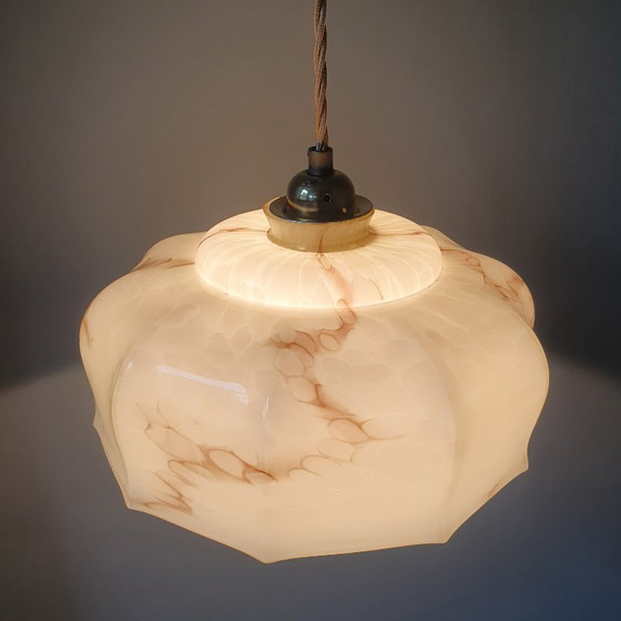 Suspension vintage Art Déco en verre opalin marbré beige., Métal, Transparent (photo 11 sur 18)