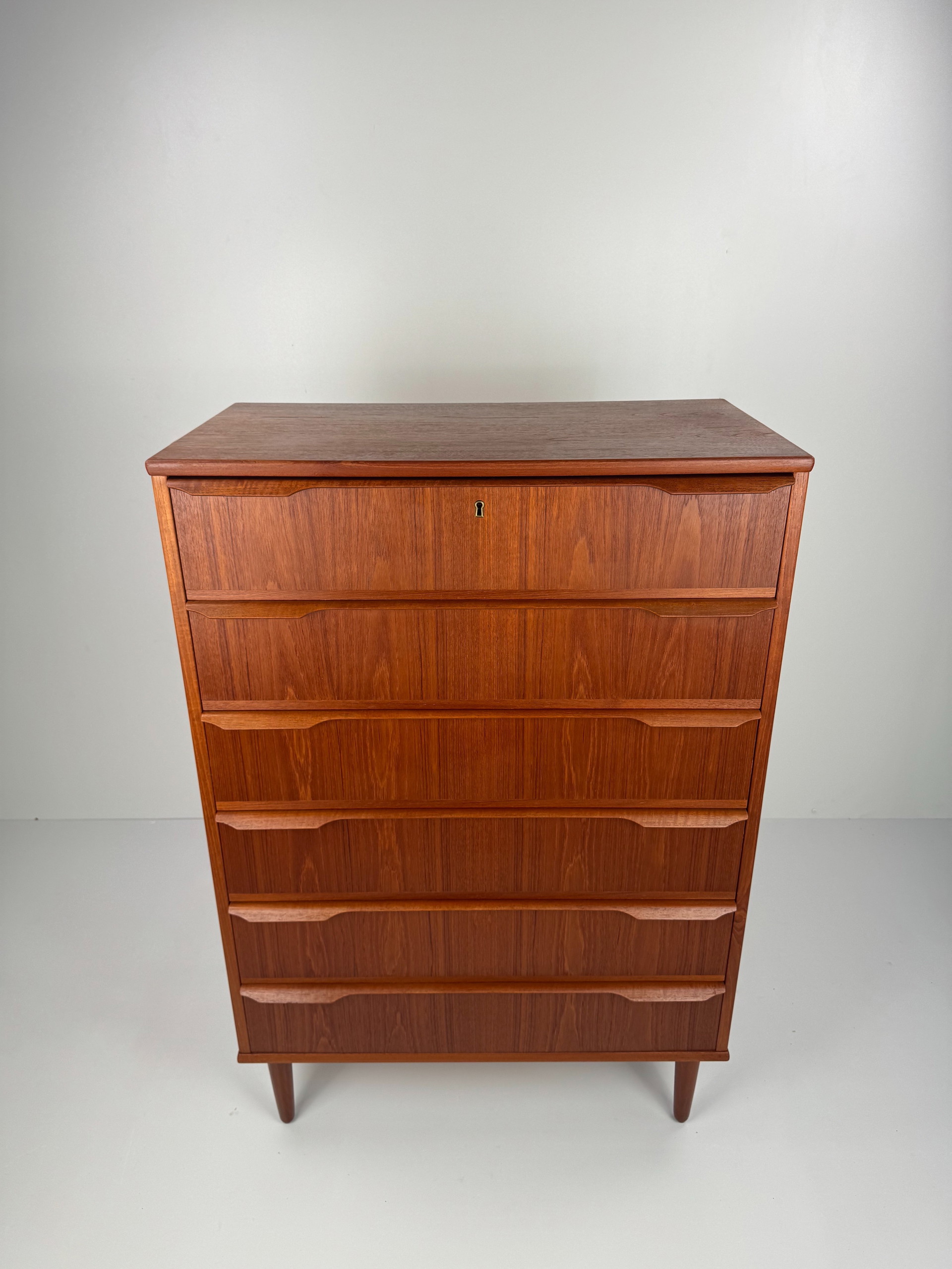 Danish Teak Chest of Drawers – Elegant Mid-Century Storage